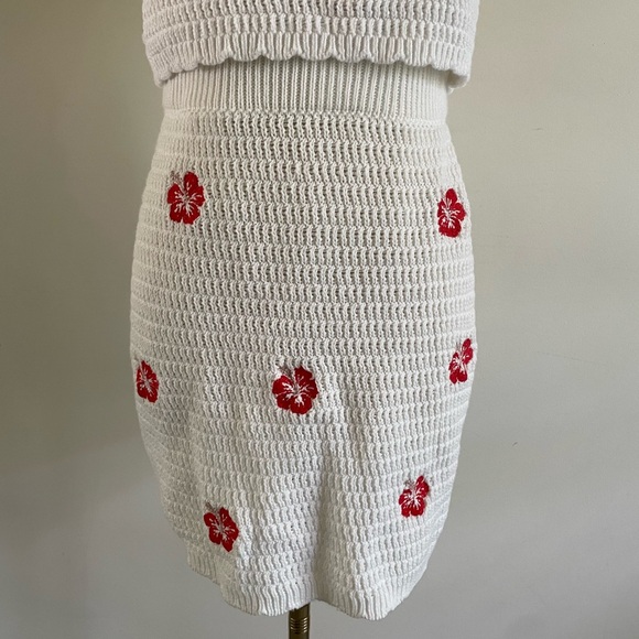 Wild Fable White Crotchet Mini Skirt with Red Hibiscus Embroidery - Picture 2 of 9